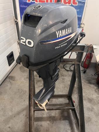лодочный мотор YAMAHA F 20 , из Японии, румпельный, 4-х тактный, нога короткая.