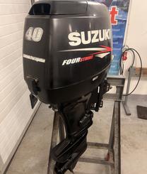 лодочный мотор SUZUKI DF 40 , нога S (381), инжекторный, ПОЛНОЦЕННЫЙ ГИДРАВЛИЧЕСКИЙ ПОДЪЕМ